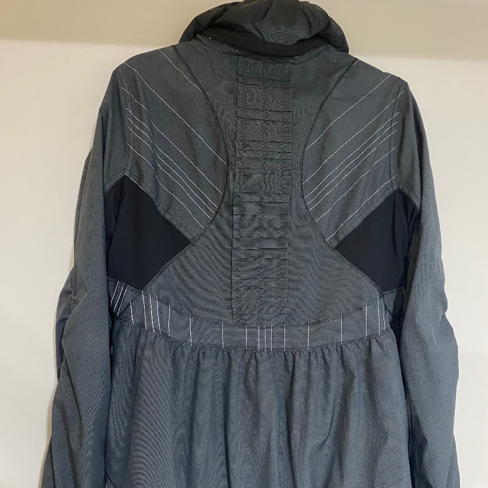 Lululemon wind and  rain resistant jacket